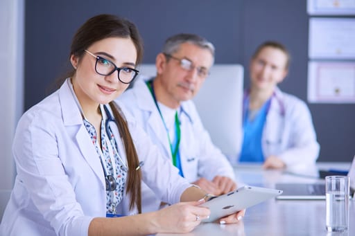 ¿Qué cambió en la Resolución 0115 de 2026 respecto a la 2350 de 2020 en el manejo de la desnutrición infantil?