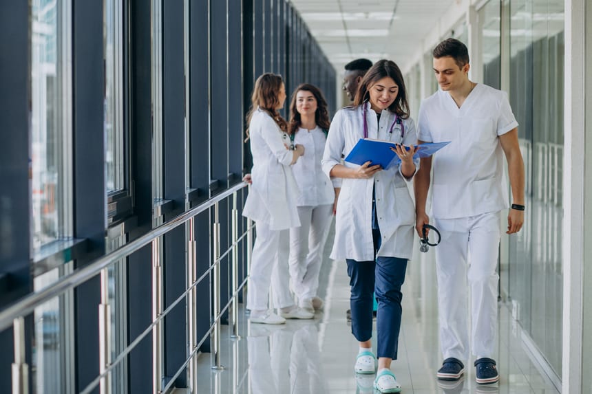 ¿Qué diferencia a los médicos que pasan a la residencia de los que no?