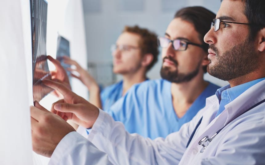 ¿Es posible pasar a una especialidad médica en Colombia?