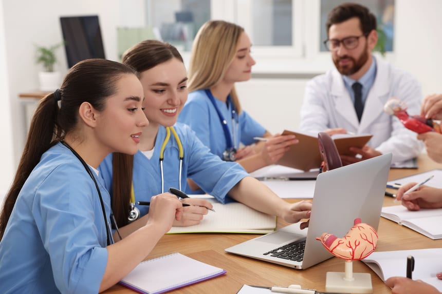 Convocatoria 2026 para especialidades médicas en la Universidad Libre (Cali y Barranquilla)
